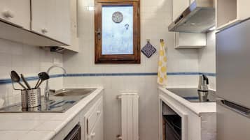 Melody - Two Bedroom Apartment with view - 4th Floor | Private kitchen | Full-size fridge, microwave, oven, stovetop