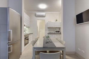 Opera - One Bedroom Apartment - 1st Floor | Repas dans la chambre