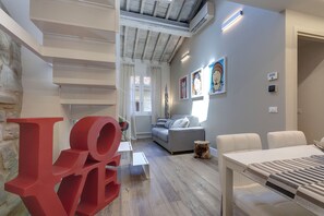 Apartment, 2 Schlafzimmer | Wohnbereich | LCD-Fernseher