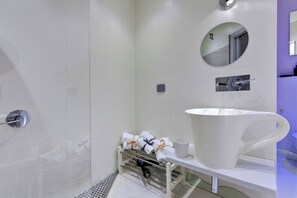 Appartement, 2 slaapkamers | Badkamer | Een douche, een regendouche, gratis toiletartikelen, een haardroger
