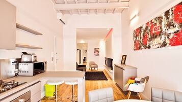 One Bedroom Apartment with Terrace | Esszimmer