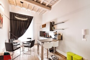 One Bedroom Apartment with Terrace | 起居区 | 液晶电视