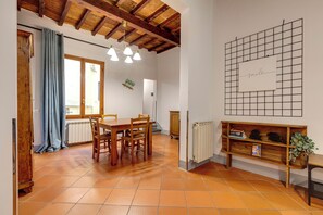 Appartement, 2 chambres | Coin séjour | Télévision LCD