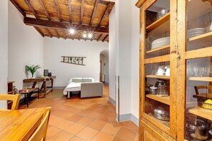 Appartement, 2 slaapkamers | Woonruimte | Een lcd-televisie