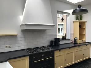 Kylskåp, mikrovågsugn, ugn och spishäll