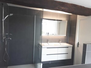 Bathtub, hair dryer, towels, shampoo - Authentic house (6p) in prime location near Maastricht (Eijsden)