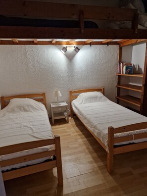 4 chambres, fer et planche à repasser, lit parapluie, Wi-Fi gratuit