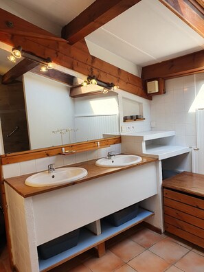 Douche, sèche-cheveux, papier toilette
