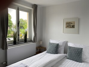 3 bedrooms, WiFi, bed sheets - Authentic stay (6p) in toplocation near Maastricht (Eijsden)