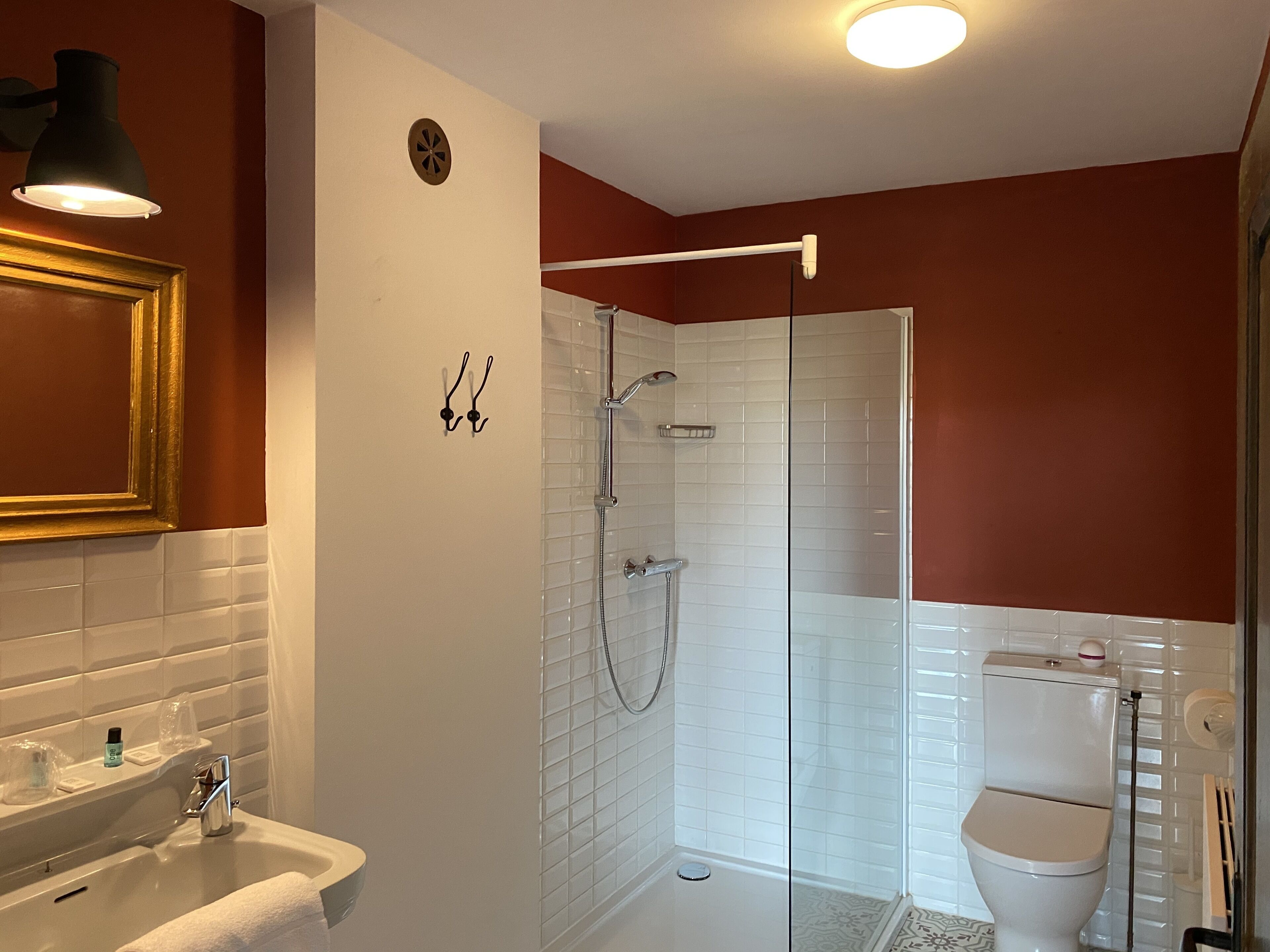 Dusj, hårføner og håndklær