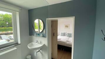Een douche, een haardroger, handdoeken, shampoo