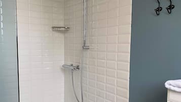 Doccia, asciugacapelli, asciugamani, shampoo