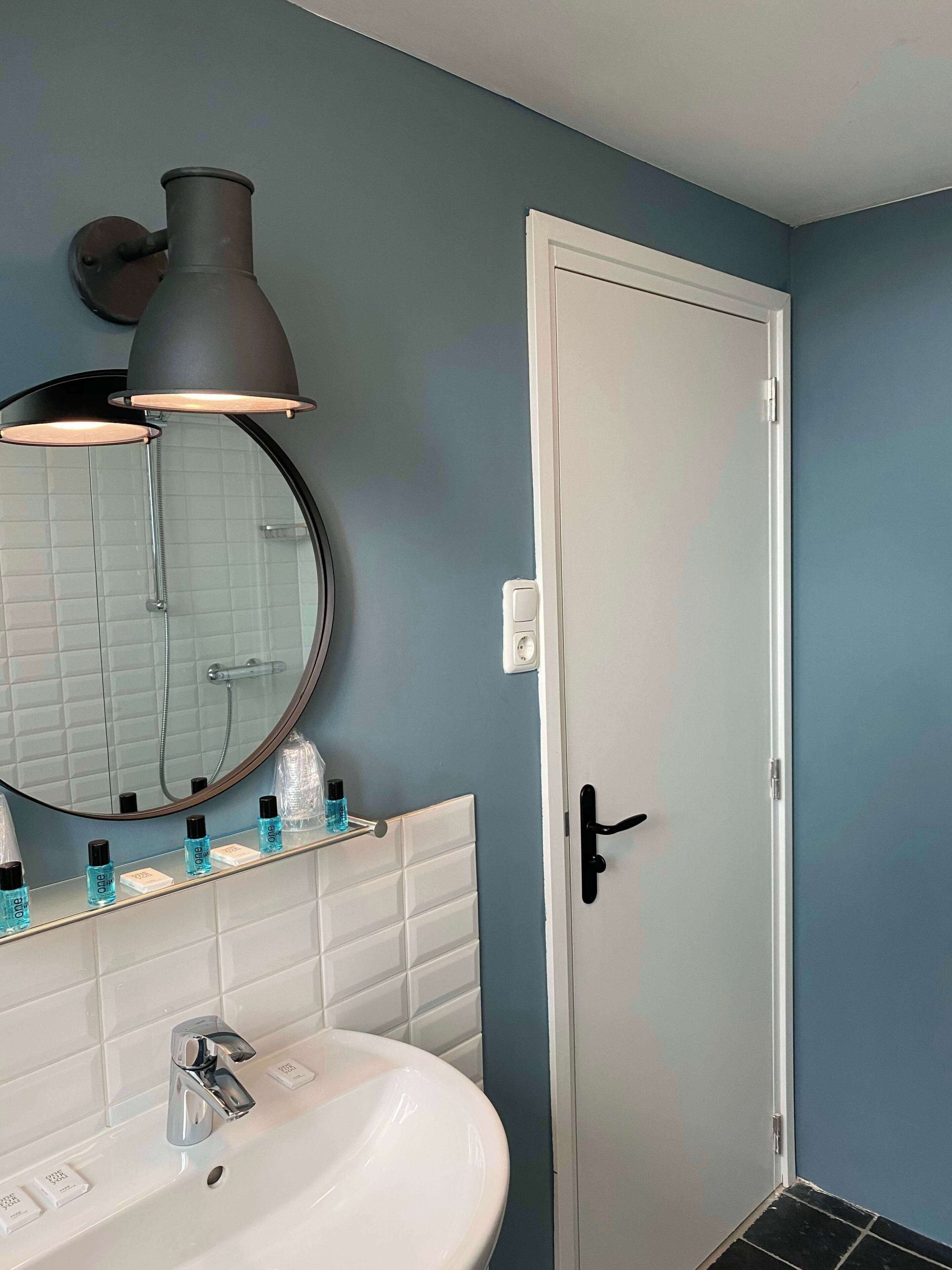 Een douche, een haardroger, handdoeken, shampoo