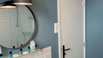 Een douche, een haardroger, handdoeken, shampoo