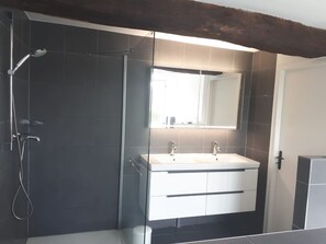 Badekar, hårføner, håndklær og sjampo