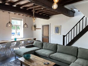 TV, peis og kontorer