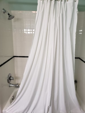 Chuveiro/banheira combinados, secador de cabelo, toalhas de banho