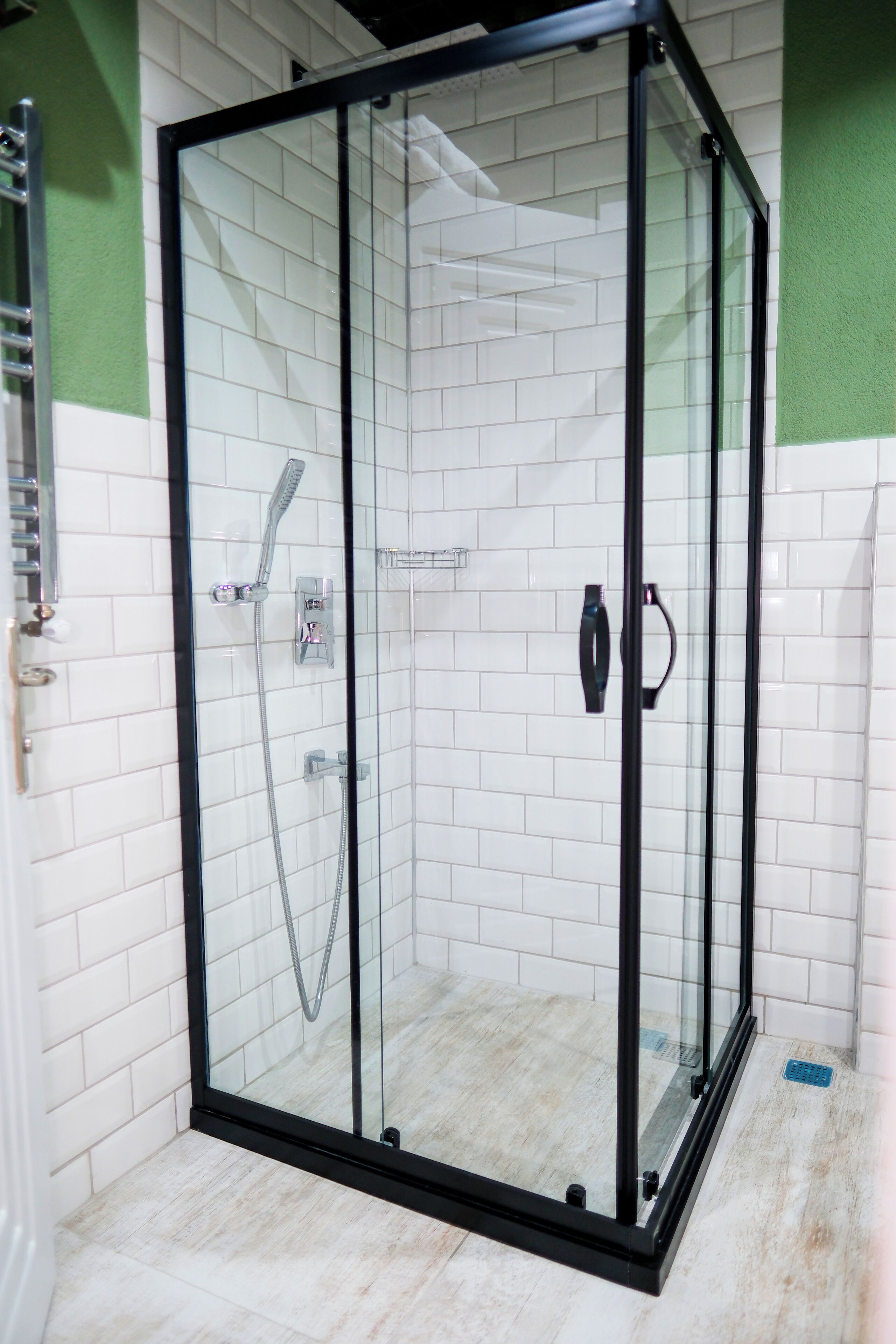 Chuveiro, chuveiro com efeito de chuva, produtos de toalete grátis 