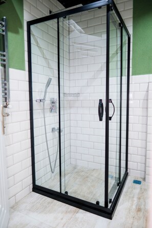Shower, rainfall showerhead, free toiletries, hair dryer - Altayhan Hotel (Amasya)