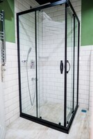 Chuveiro, chuveiro com efeito de chuva, produtos de toalete grátis