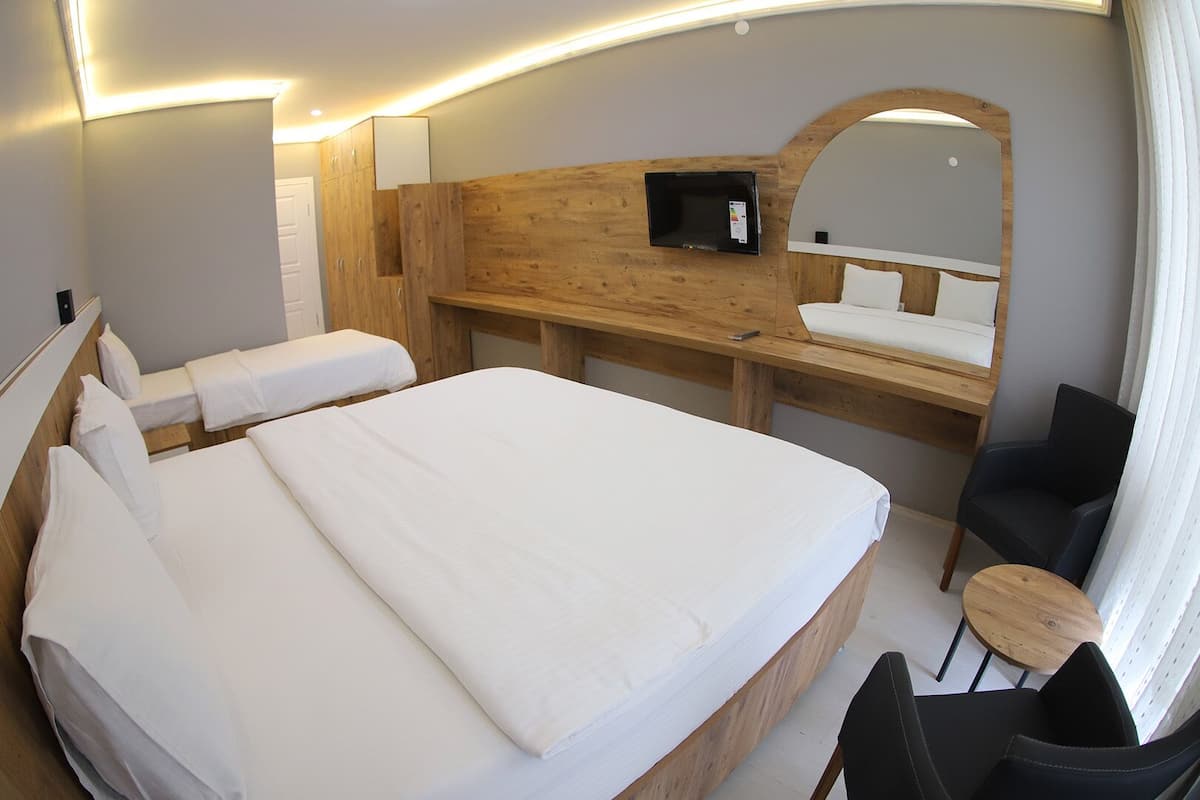 Standaard driepersoonskamer | Een bureau, gratis wifi, beddengoed