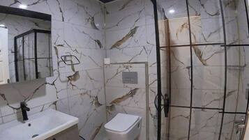 Shower, rainfall showerhead, free toiletries, hair dryer