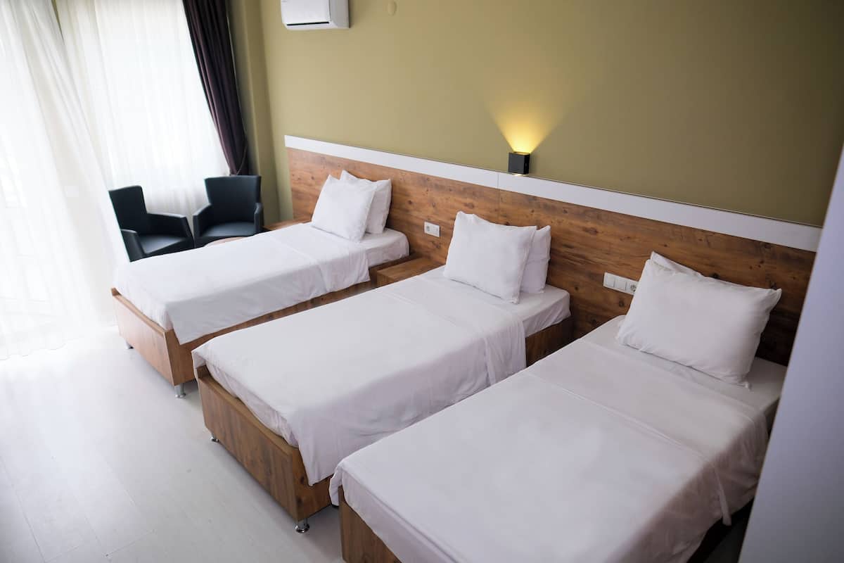 Standard Üç Kişilik Oda | Masa, ücretsiz kablosuz İnternet, çarşaf takımı