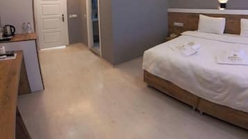 Escritorio, wifi gratis y ropa de cama