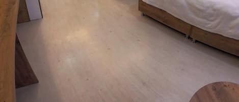 Escritorio, wifi gratis y ropa de cama
