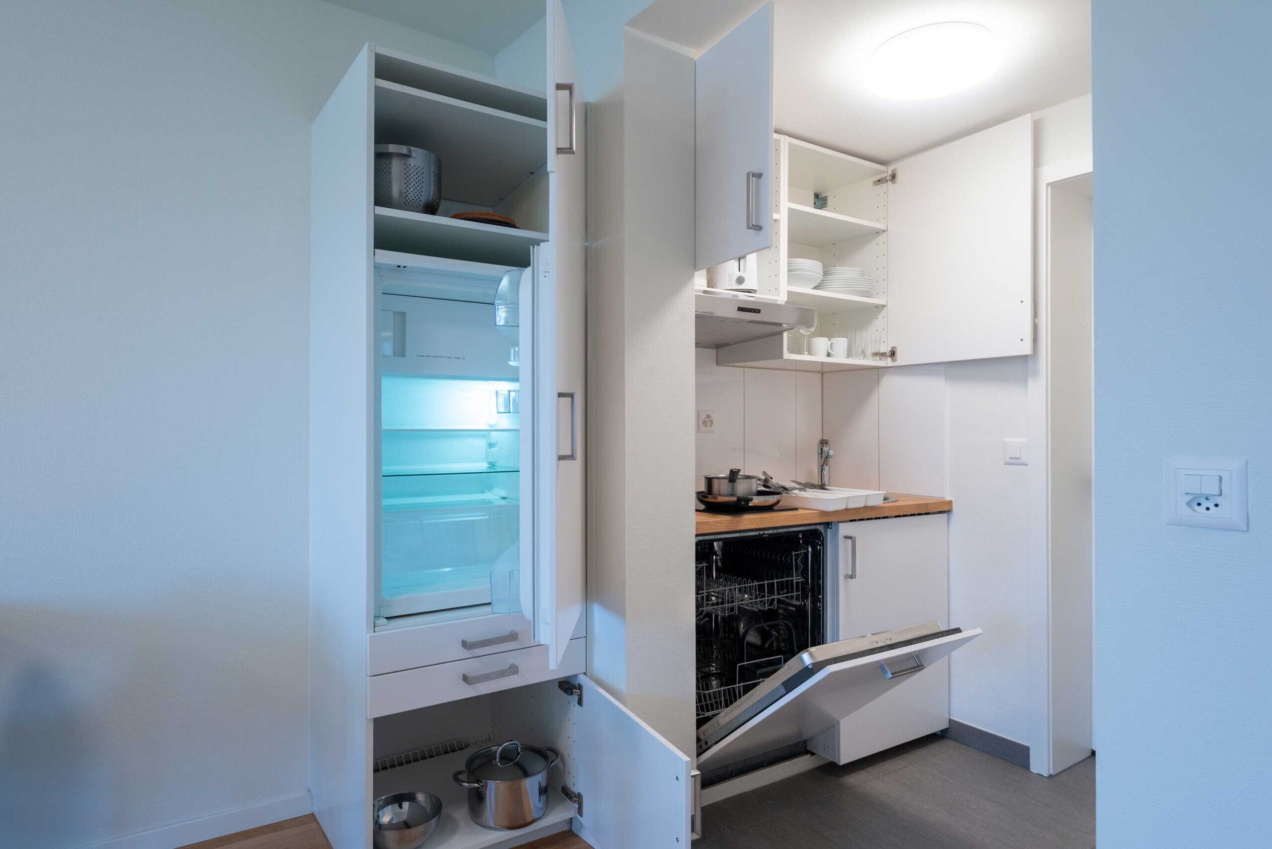 Microwave, dishwasher, coffee/tea maker, electric kettle