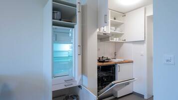 Microwave, dishwasher, coffee/tea maker, electric kettle