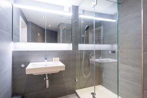 Shower, towels - Hitrental Chapel Bridge Apartments (Lucerne)