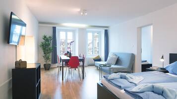 10 bedrooms, cribs/infant beds, bed sheets