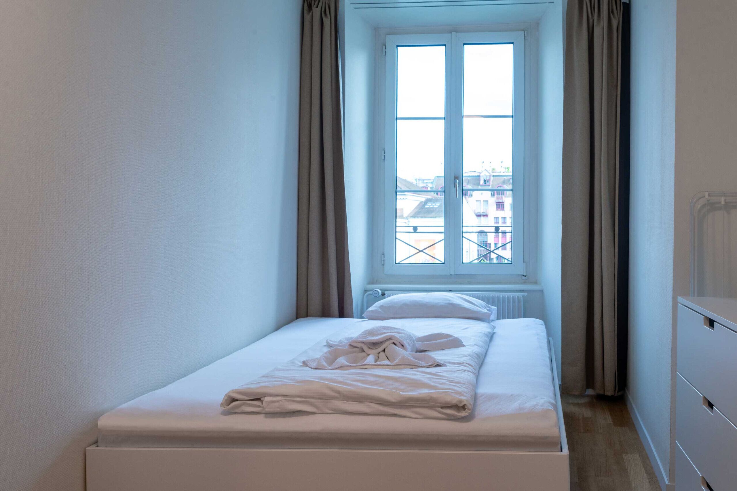 10 bedrooms, cribs/infant beds, bed sheets