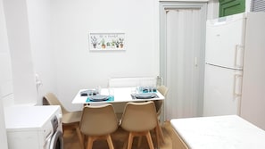 Apartment, 3 Bedrooms | In-room dining