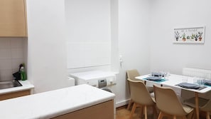 Apartment, 3 Bedrooms | In-room dining