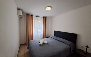 1 bedroom, bed sheets