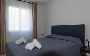 1 bedroom, bed sheets