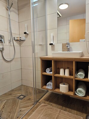 Chambre Double | Salle de bain | Douche, sĂšche-cheveux, serviettes fournies