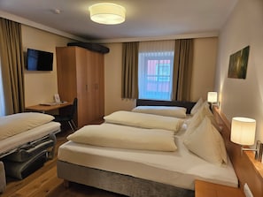 Chambre Quadruple | 1 chambre, coffres-forts dans les chambres, bureau, Wi-Fi gratuit