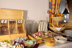 Petit déjeuner buffet (16 EUR par personne)