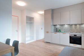 Dishwasher, coffee/tea maker, high chair, cookware/dishes/utensils - Hitrental Letzigrund Apartments (Zürich)