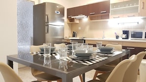 Apartment, 6 Bedrooms | In-room dining