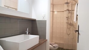 Departamento, 6 habitaciones | Baño | Regadera, toallas, papel de baño 
