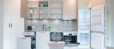 Een vaatwasser, een koffiezetapparaat/waterkoker, een waterkoker