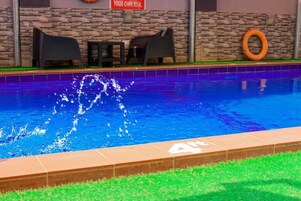 Una piscina al aire libre