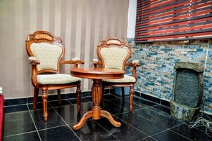 Minibar, caja de seguridad en la habitación, escritorio y wifi gratis 