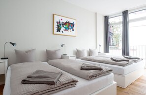 8 Schlafzimmer, Schreibtisch, Bettwäsche