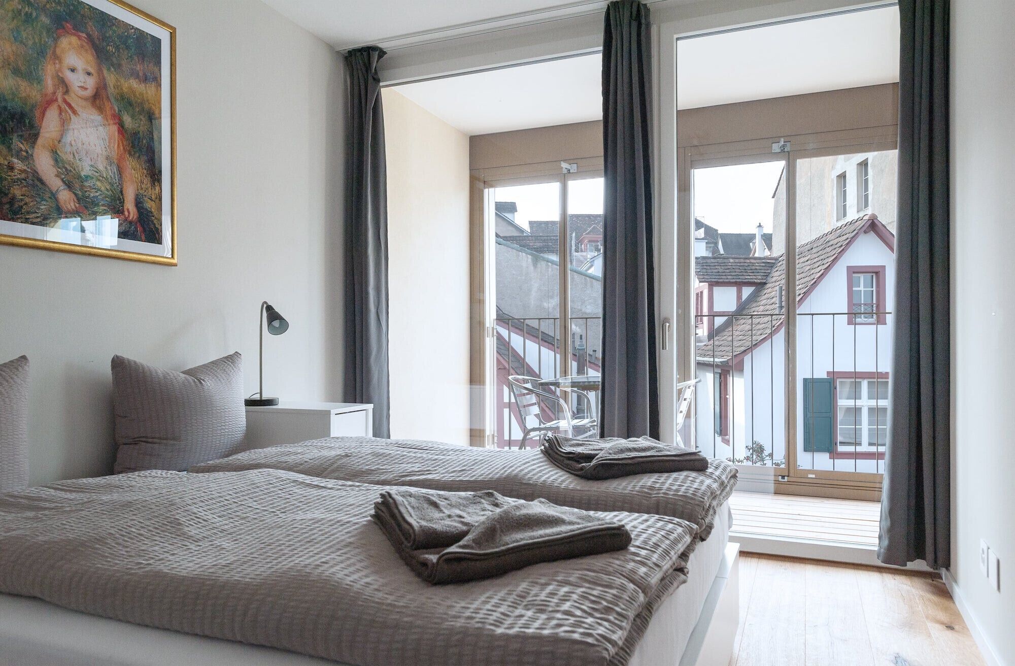 8 多间卧室、办公桌、旅行婴儿床、床单