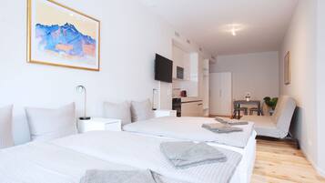 8 kamar tidur, meja kerja, dan seprai linen